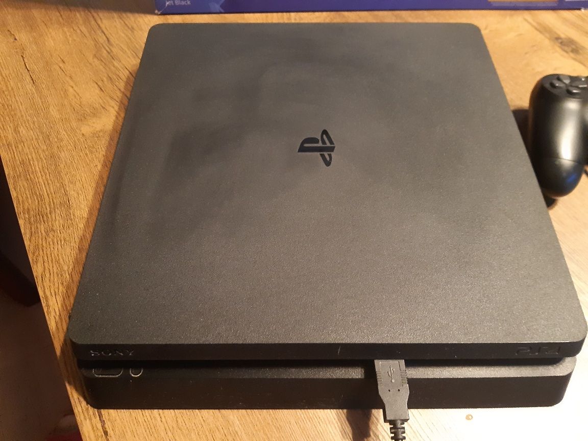 Konsola PS 4 + pad