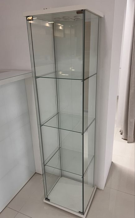 Szklana witryna, szafka z oświetleniem