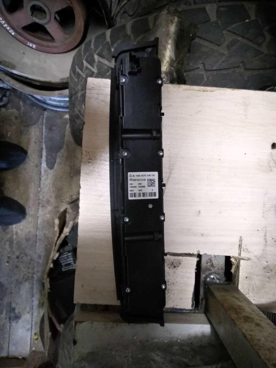 Блок кнопок центральної консолі A1668705410 Mercedes