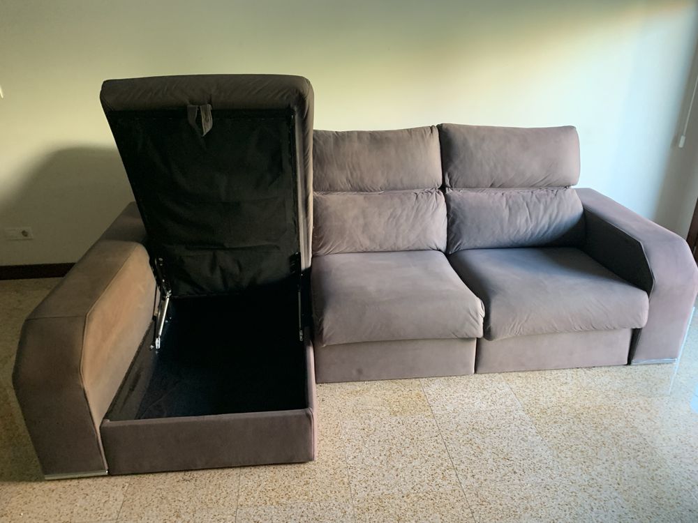 Sofá chaise longue com arrumação e possibilidade de fazer sofá cama