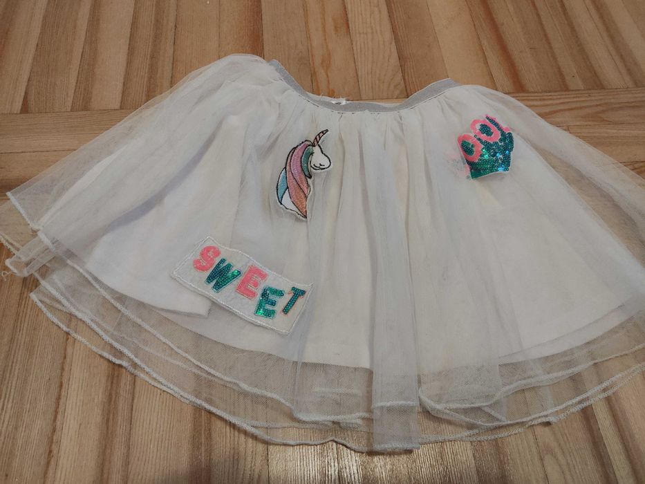 Spódniczka tiulowa że zdobieniami cekinowymi rozm 128