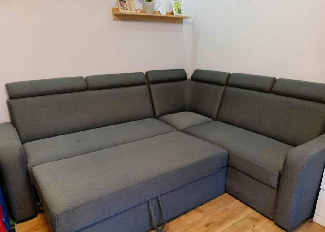 Narożnik z funkcją spania i pojemnikiem