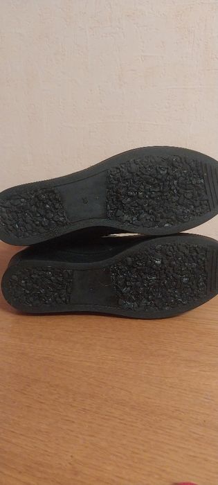 Жіноче зимне взуття.