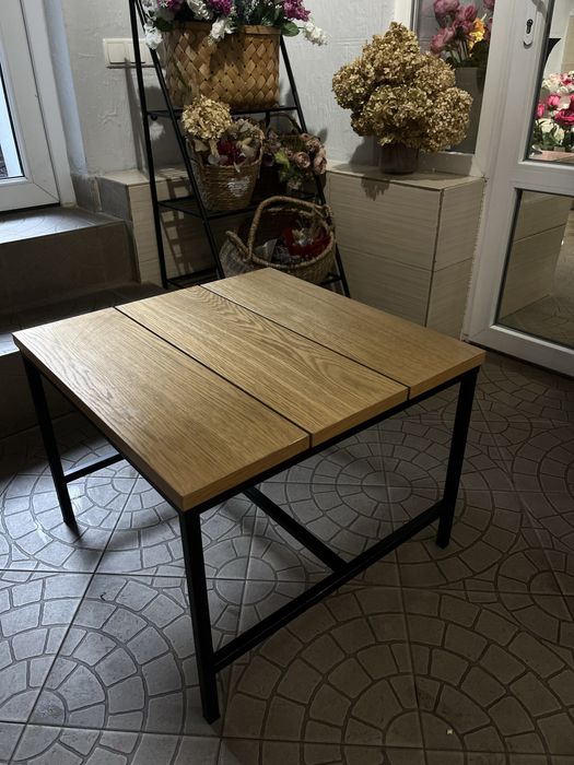 Деревʼ яний стіл