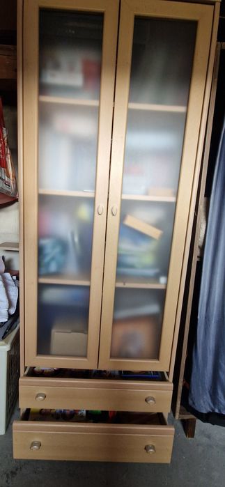Witryna szklana z szufladami