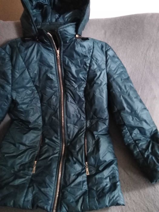 Długa ładna kurtka zimowa.