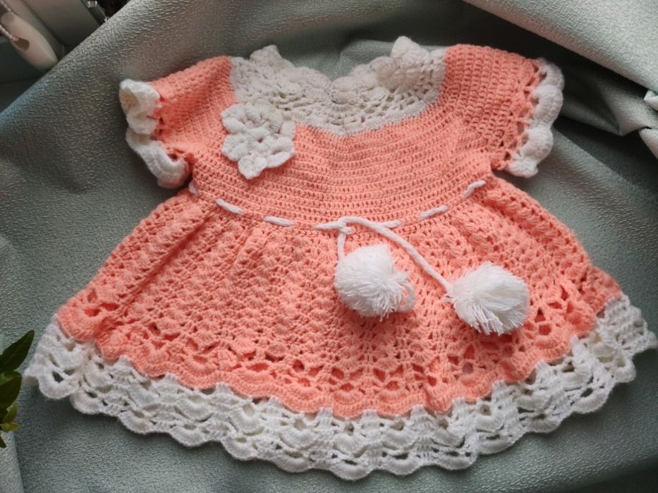 В'язана персикова сукня на дівчинку-немовля