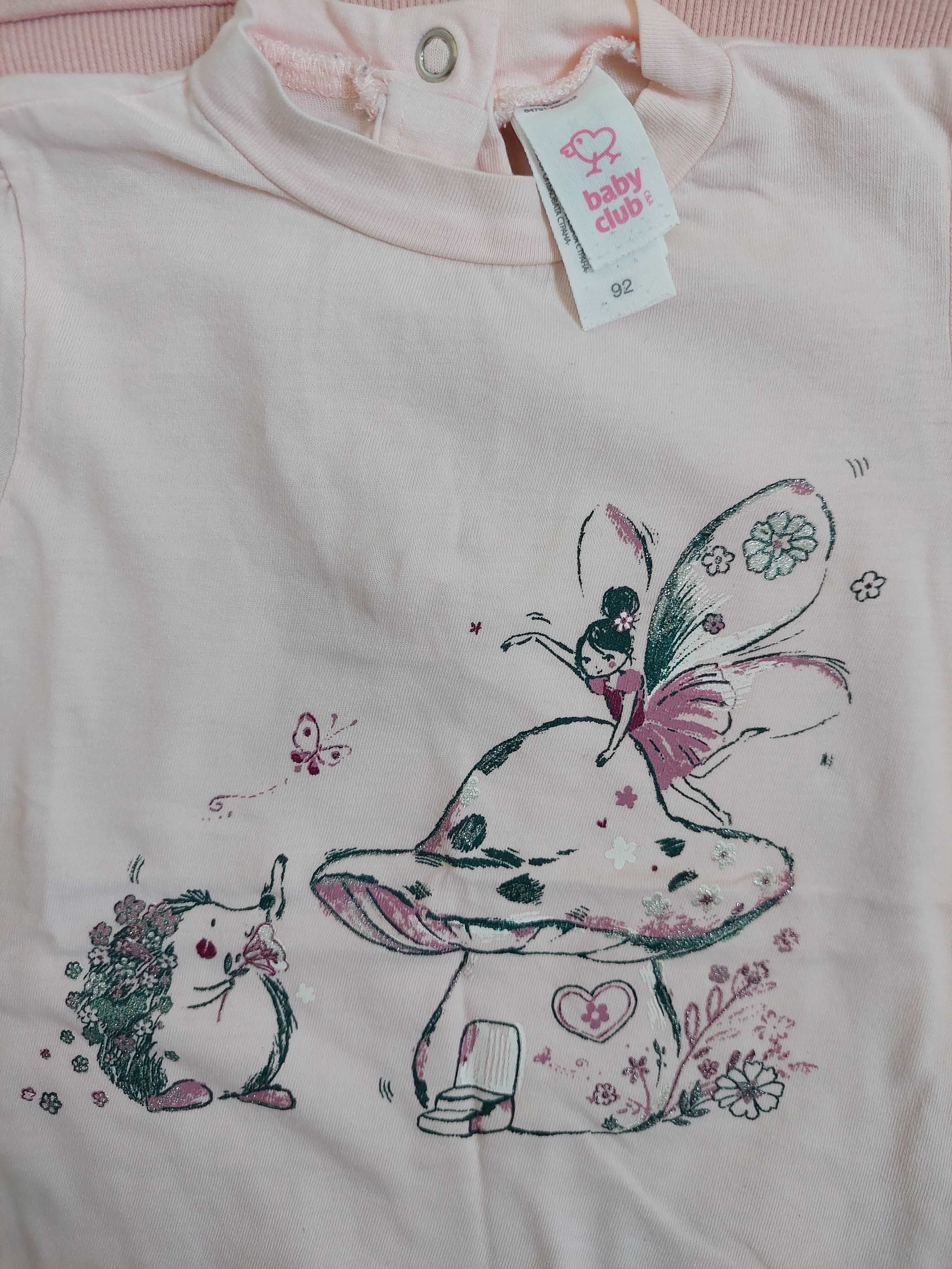 Várias peças de roupa de menina entre os 12 e os 36 meses.