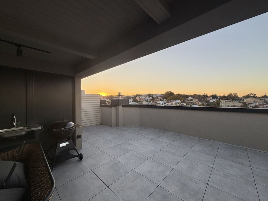 Оренда автономного VIP пентхауса в центрі міста з терасою