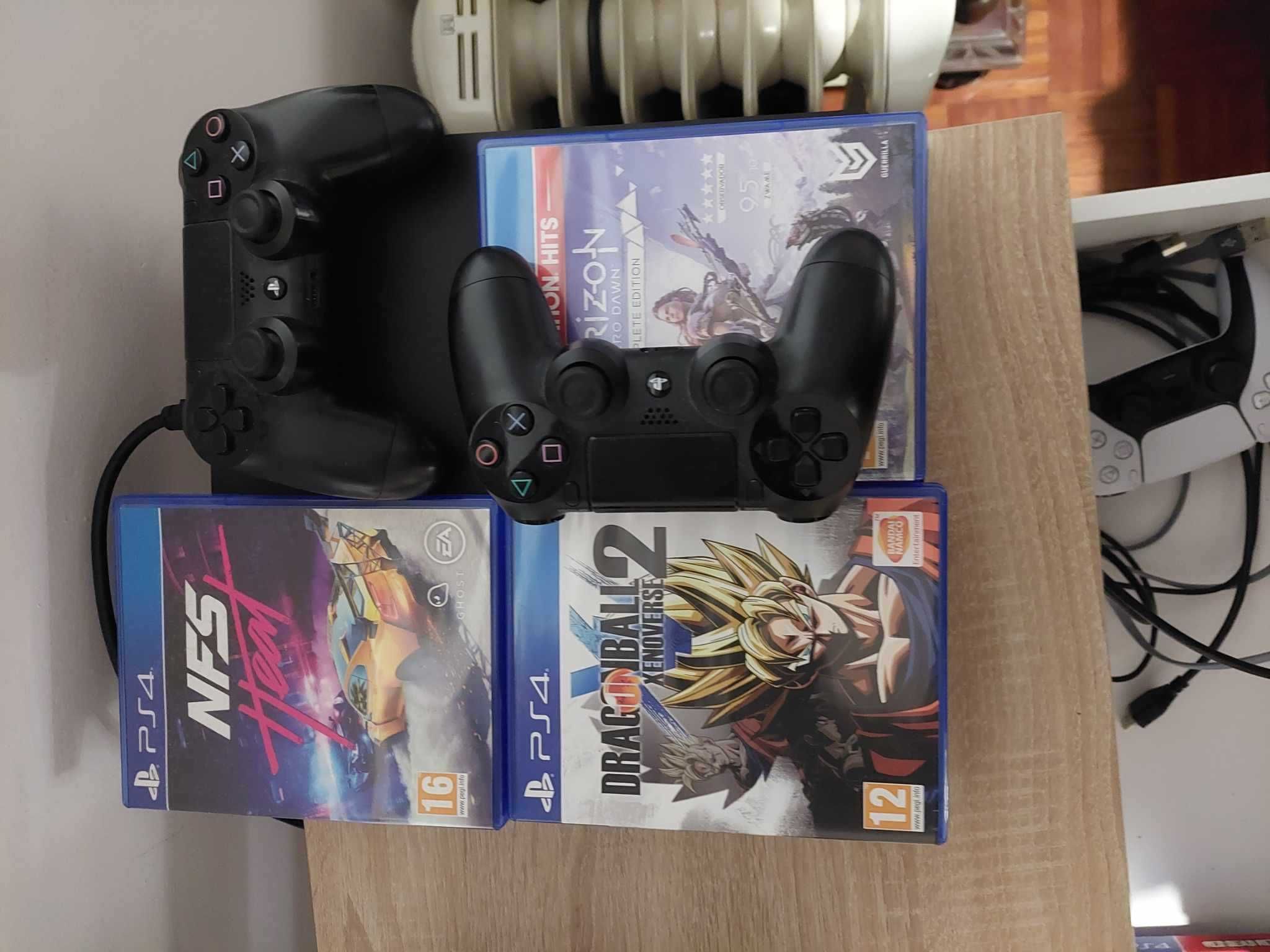 Ps4, bem tratada, 3 jogos, 2 comandos, bom estado, Playstation 4.