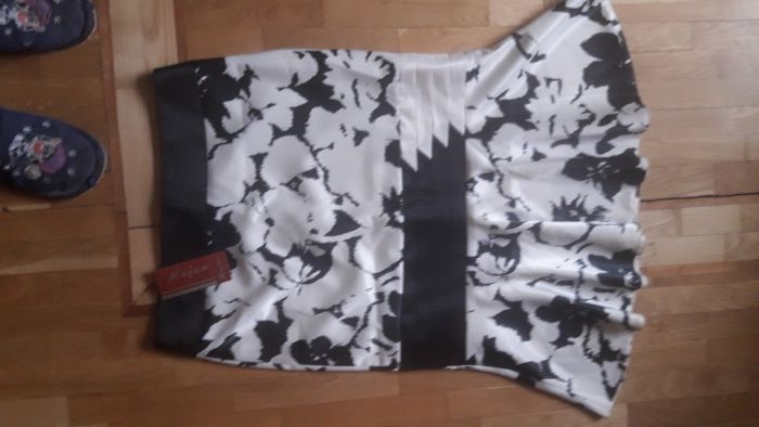 Юбка женская, новая, размер 48, белого цвета с черными розводами.