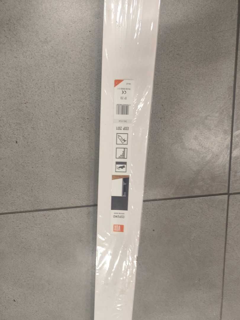 Listwa przypodłogowa VOX Espumo 201 Biała 2,4 m + Kawałki 40 i 30 cm