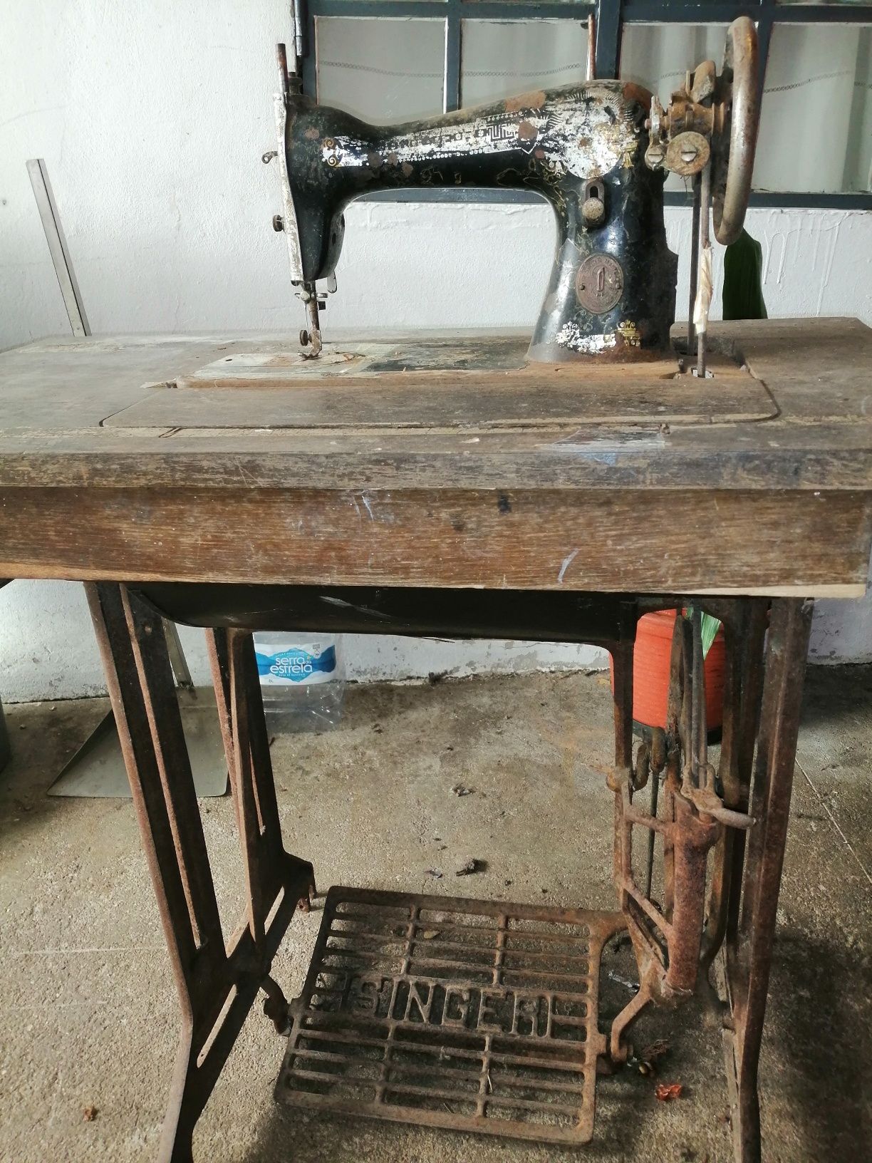 Máquina de costura vintage para restauro