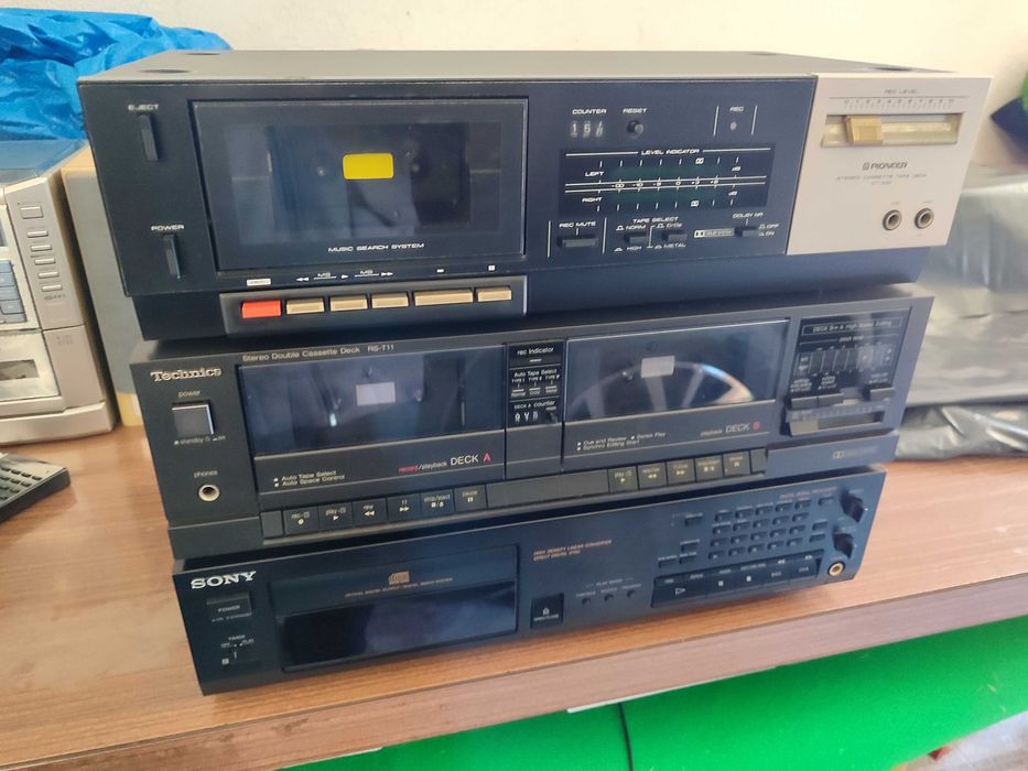 3 Elementos de som usados (2 leitor de cassetes e 1 leitor cd)