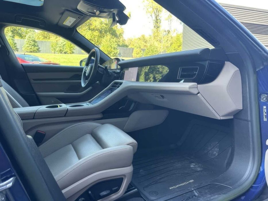 Porsche Taycan      2022