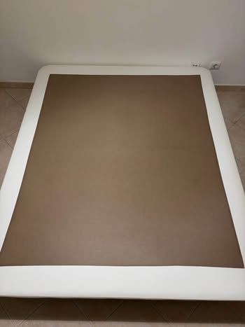 Cama de casal com cabeceira estofada