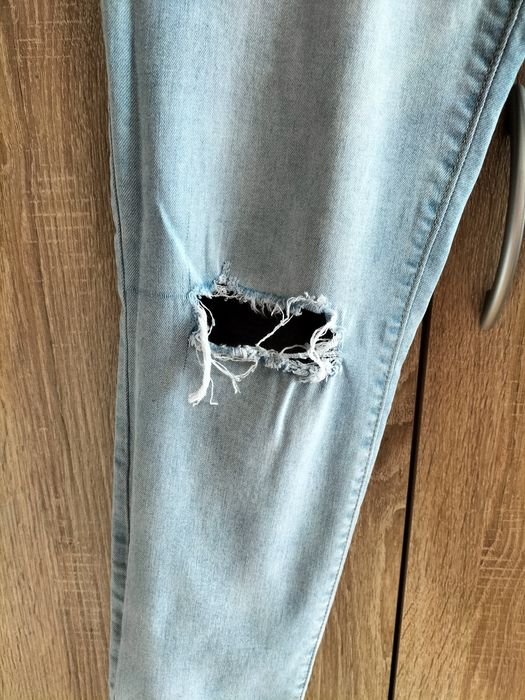 Spodnie dżinsowe z dziurami L