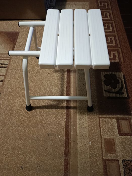 Срочно продам стул - табурет для ваннойи и душа.