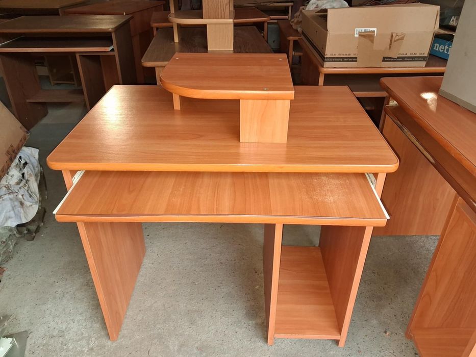 Biurka komputerowe z wysuwaną półka na klawiatura mozliwy transport