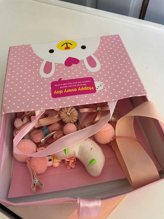 kapelusze, spinki, opaski na głowę, czapki z daszkiem, czapki zimowe