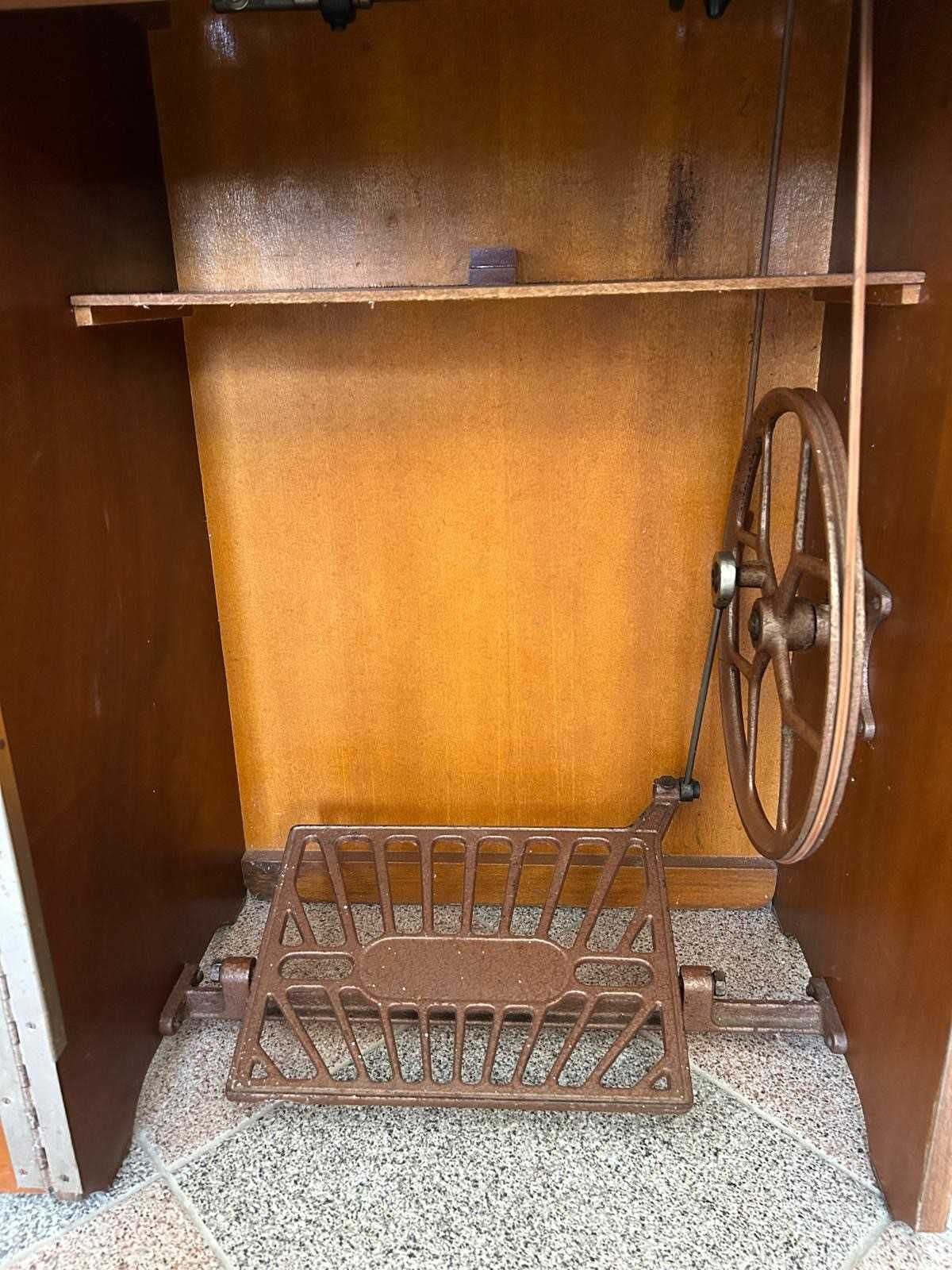 Maquina de costura Oliva a funcionar