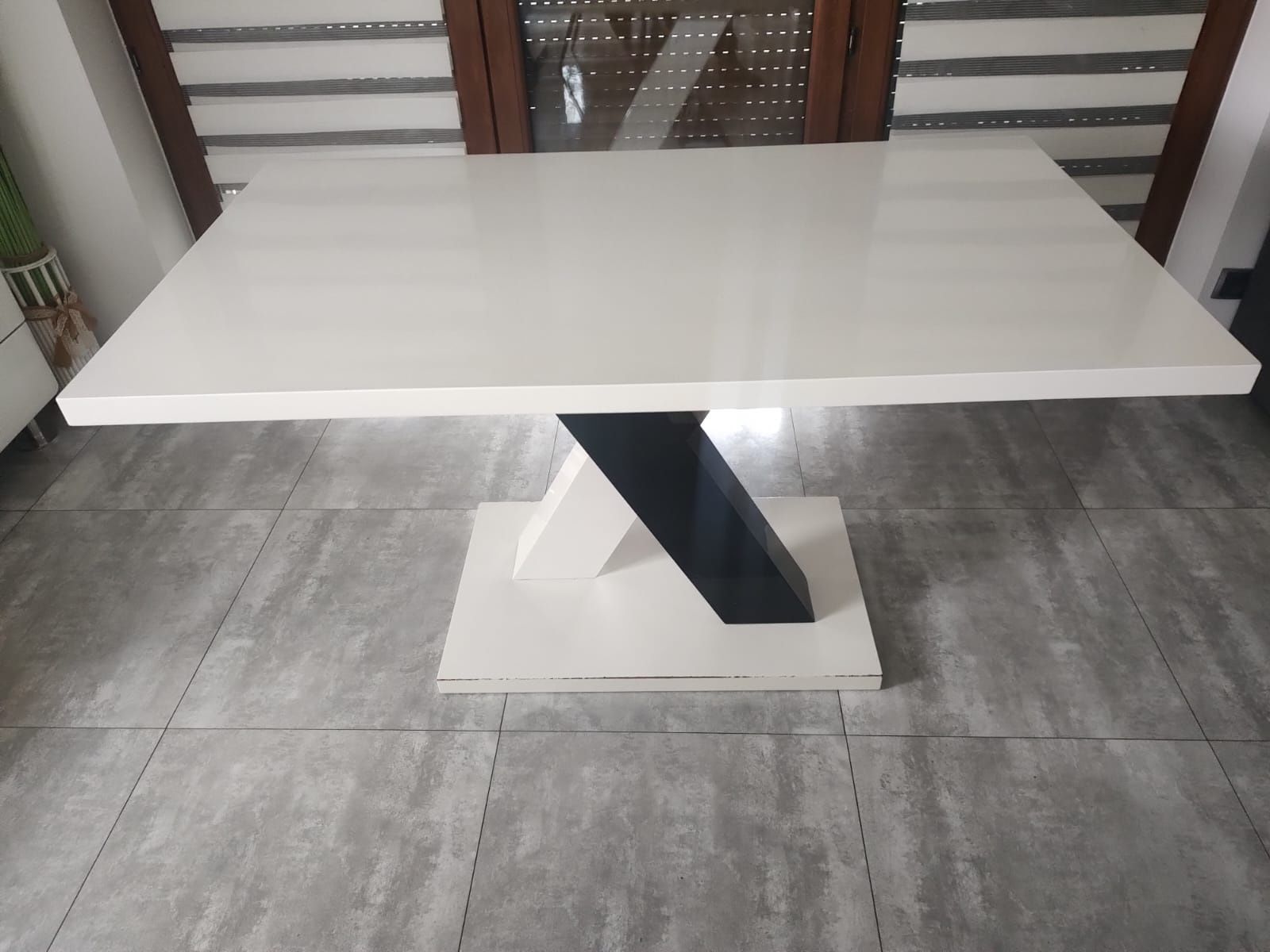 Nowoczesny biały stół