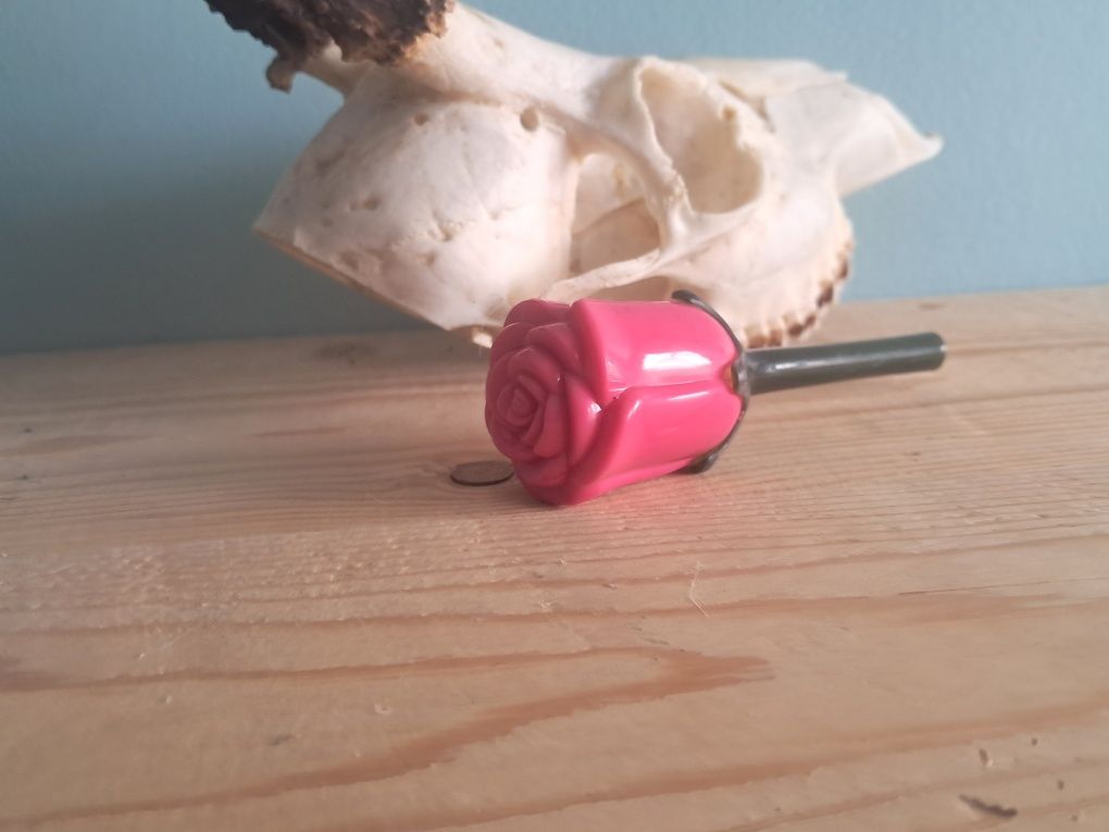 Różowy błyszczyk w opakowaniu róży