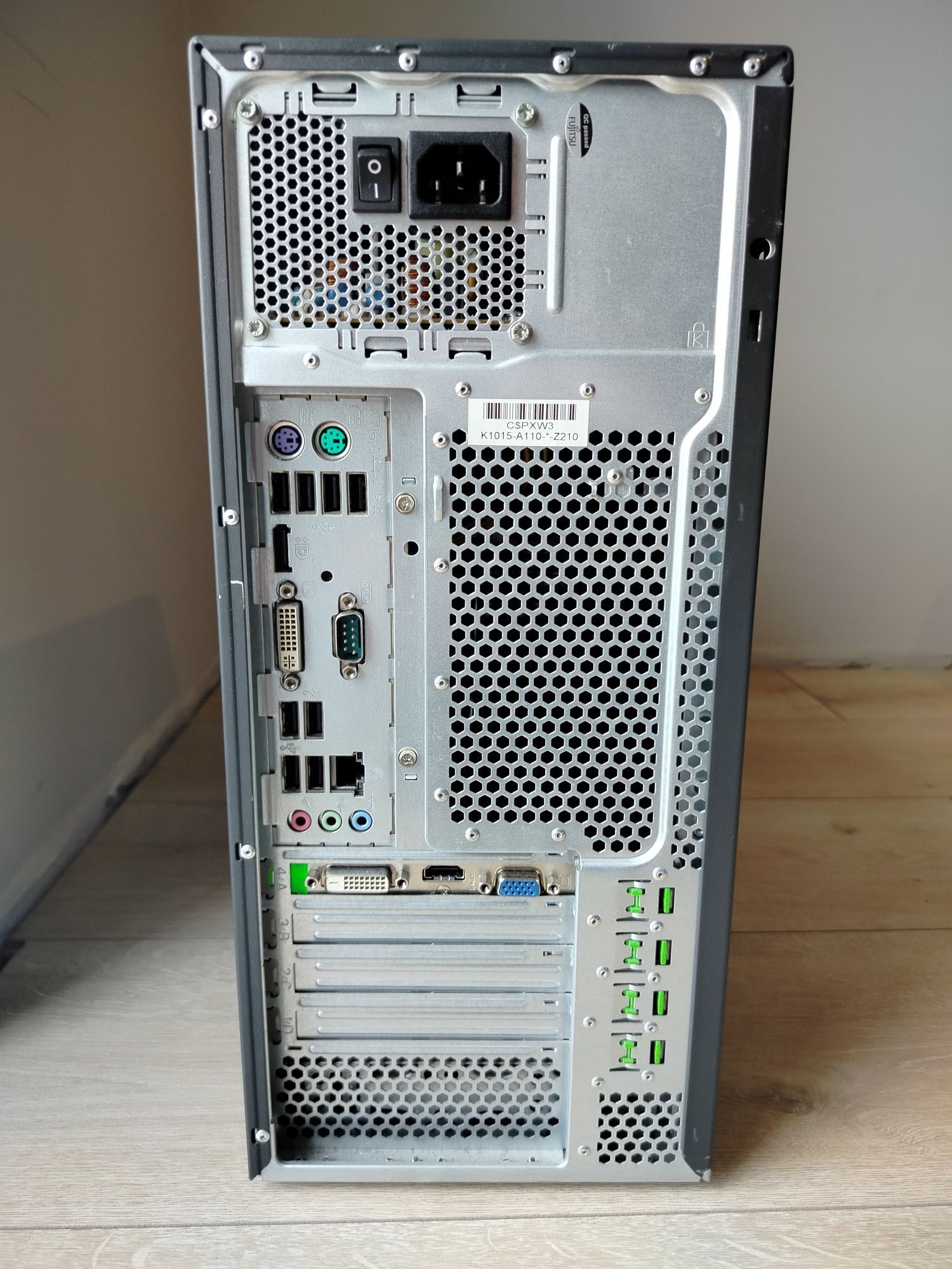 Komputer Fujitsu ESPRIMO P700 E85+