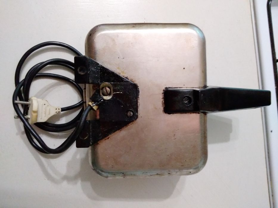 Электровафельница Ласунка.