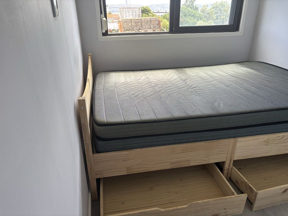 Estrutura de cama e colchões