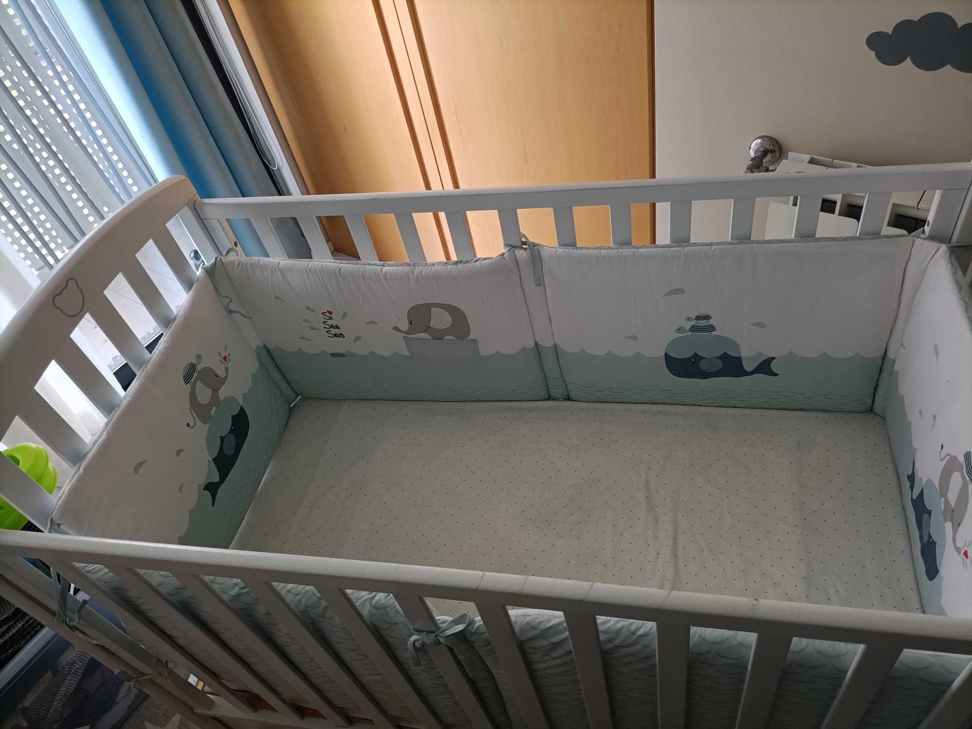 Cama de bebé em madeira branca com colchão e resguardo. Baixa de preço