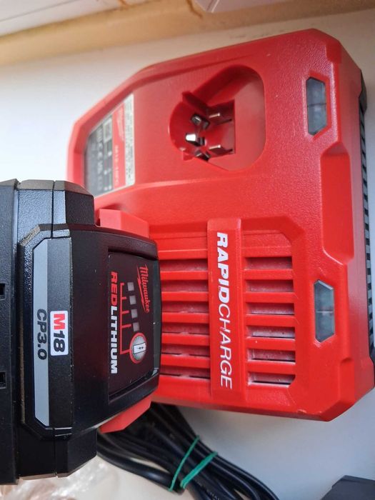 Зарядний пристрій Milwaukeе  RAPID 6A