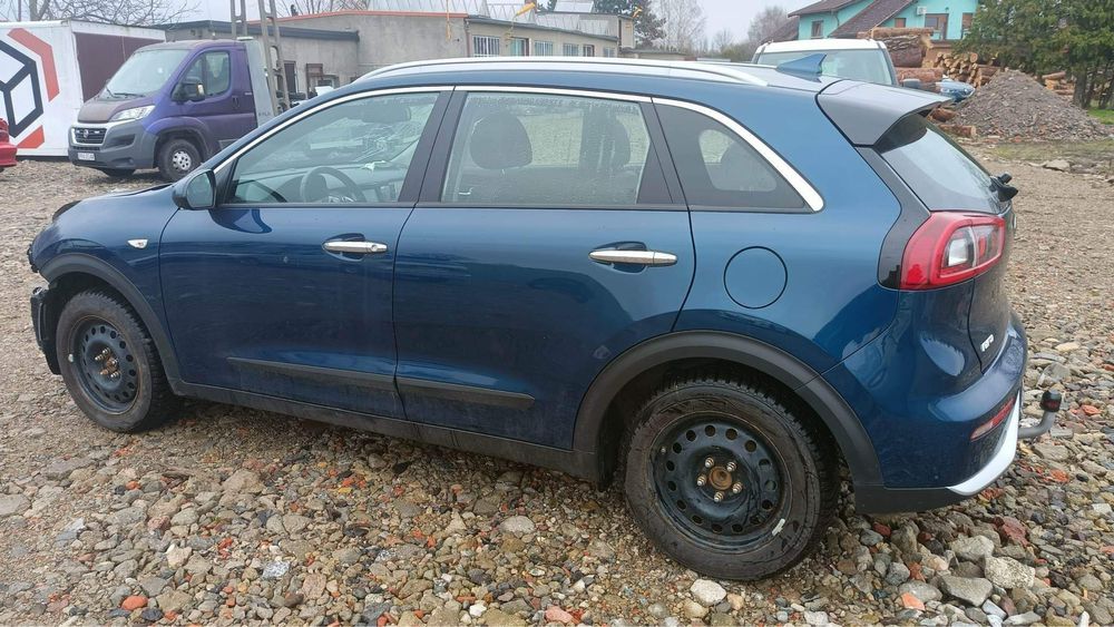 Kia niro 1.6 benz hybryda niski przebieg pali jezdzi automat