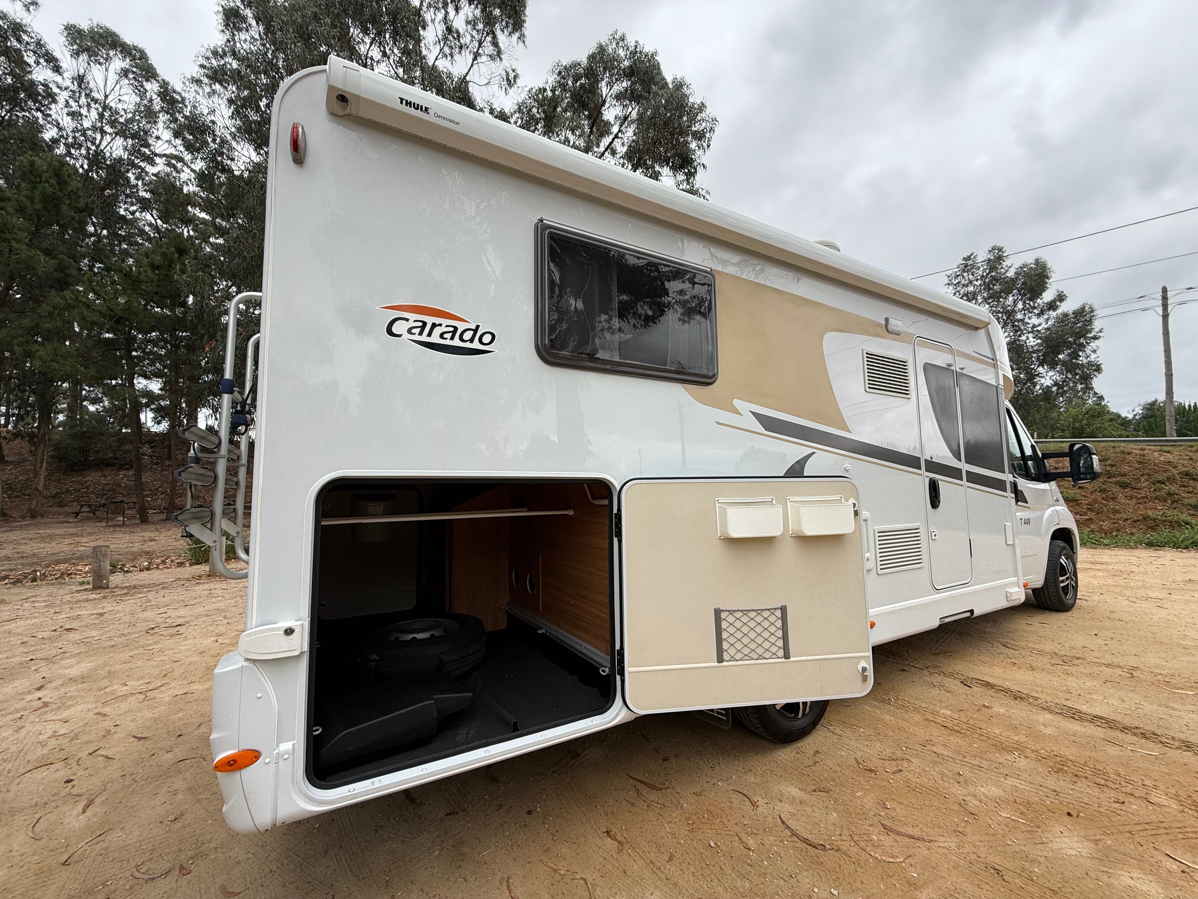 Autocaravana perfilada cama central e basculante