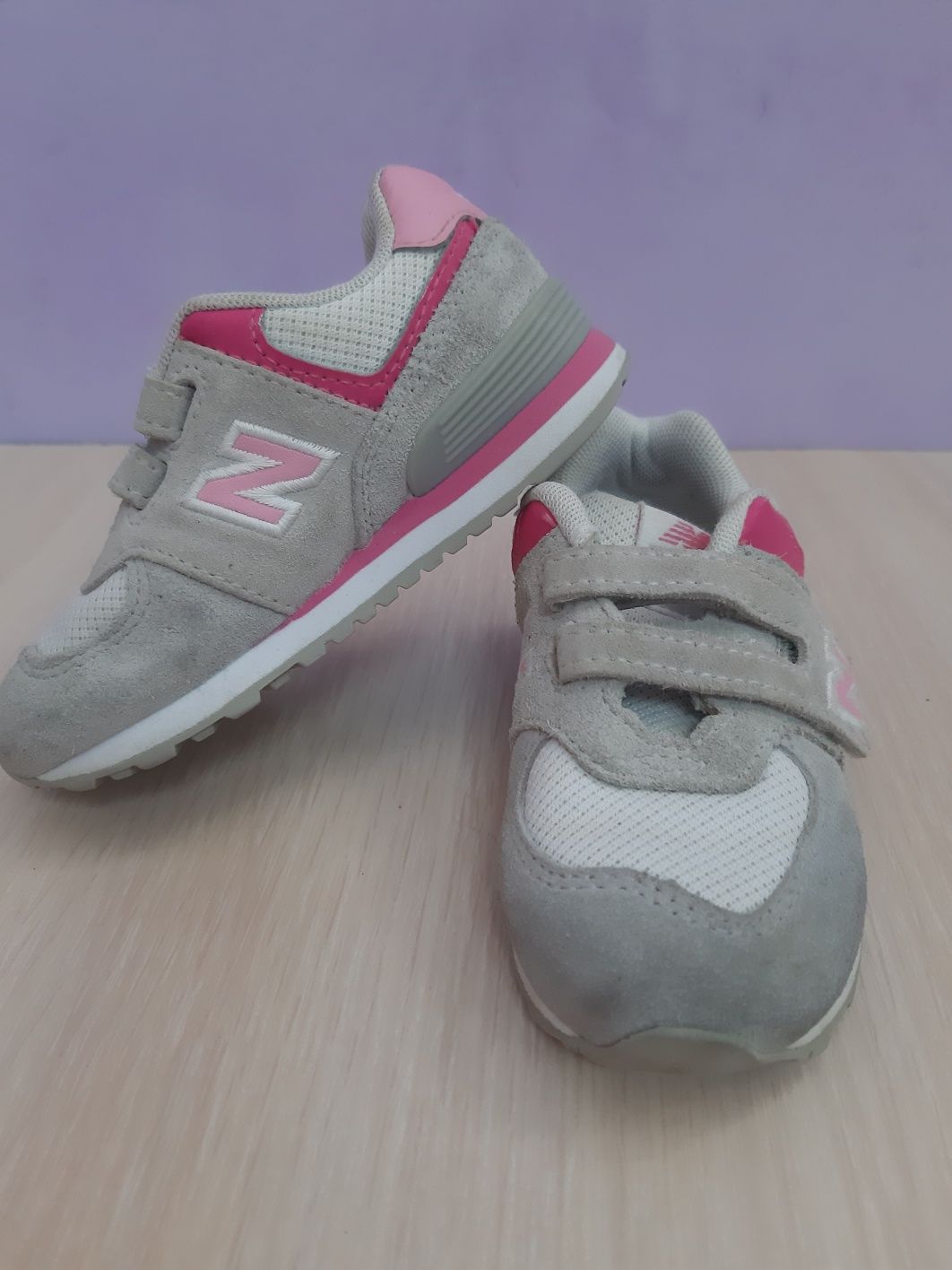 Кросівки для дівчинки New Balance.