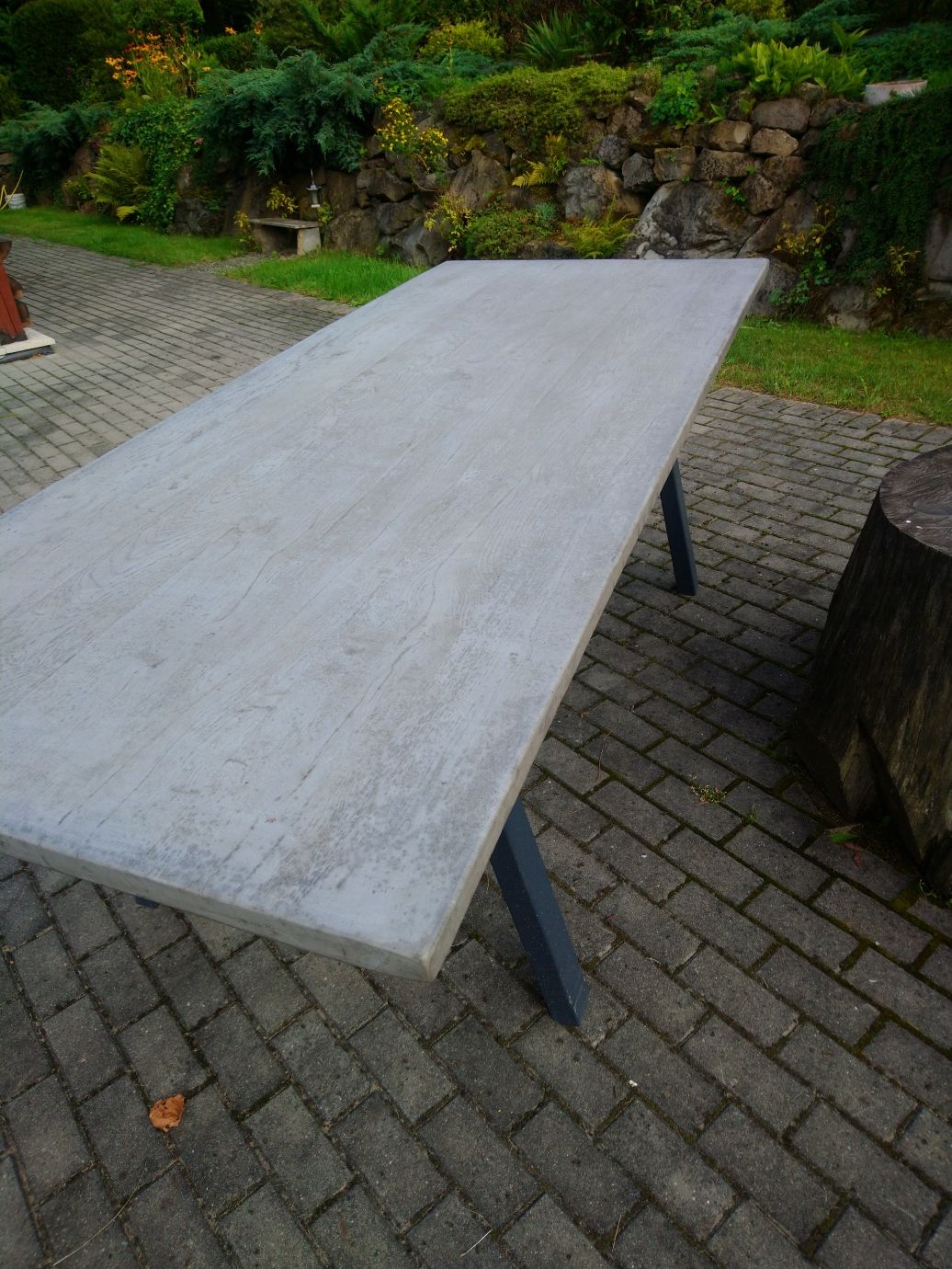 Stół do ogrodu betonowy