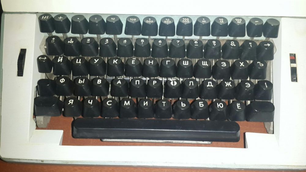Продам печатную машинку robotron 20