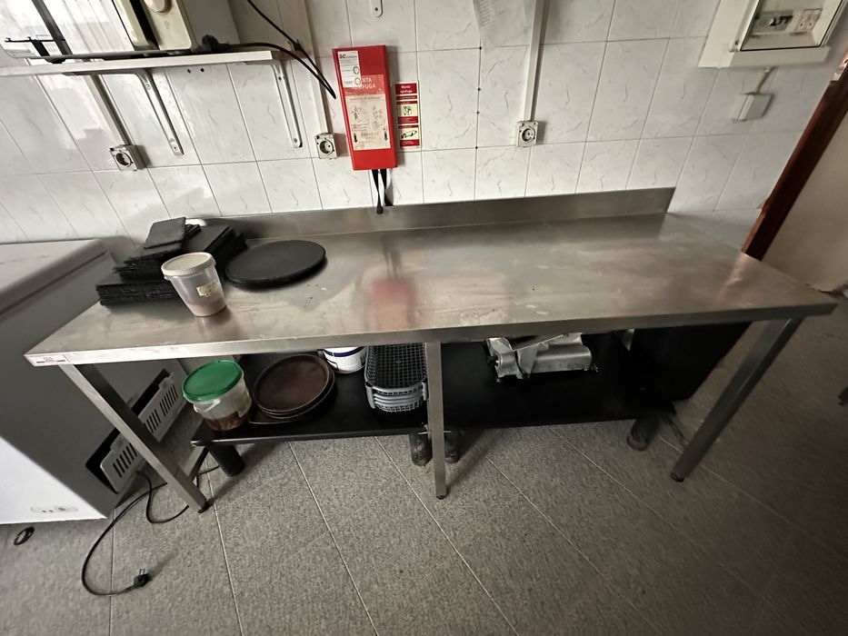 Varias bancadas e balcão frigorifico em inox