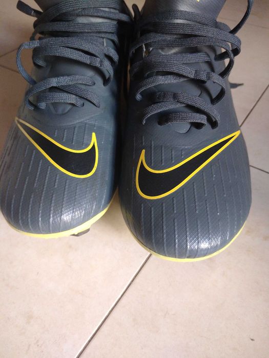 Chuteiras practicamente novas