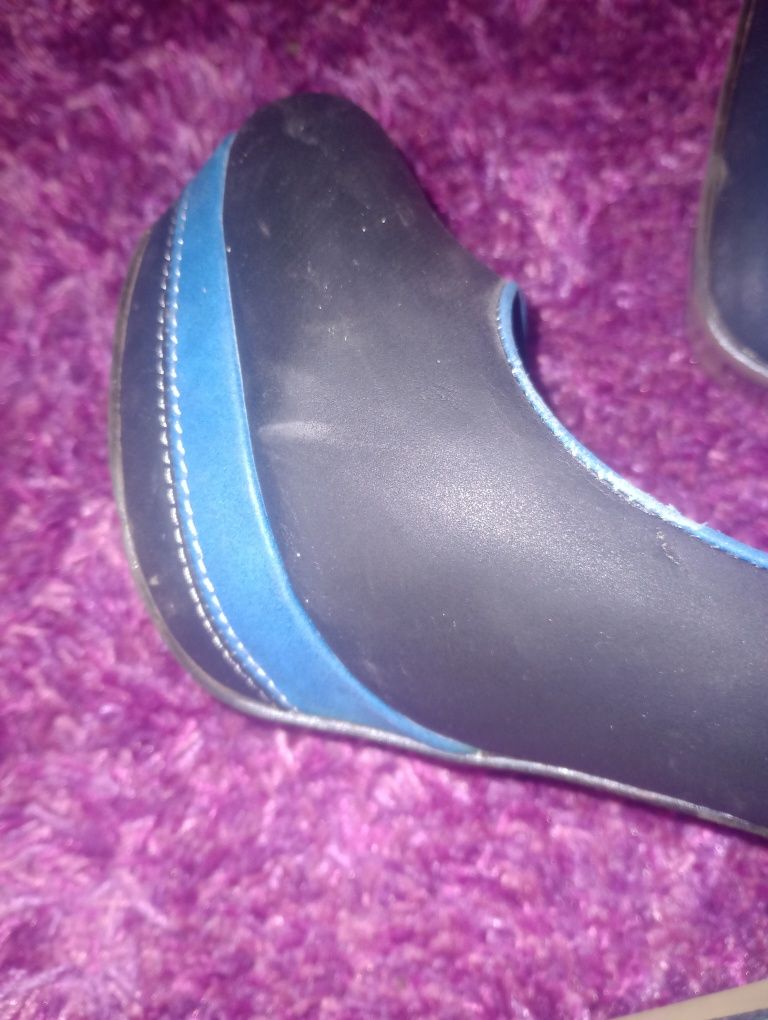 Granatowe buty na niebieskiej szpilce