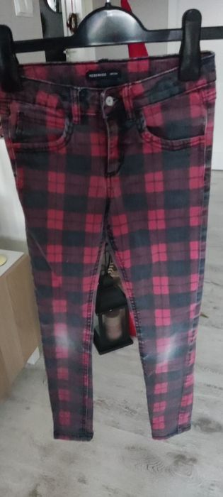 Spodnie Reserved krata, rozmiar 140.