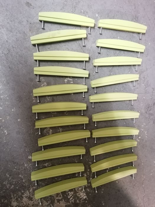 Puxadores em madeira verdes