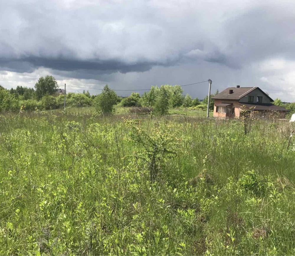 Земельна ділянка поблизу міста