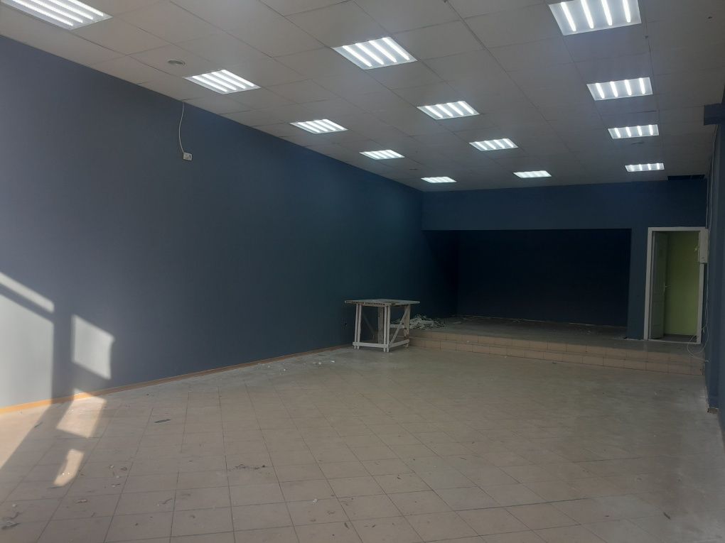 Фасадне приміщення з ремонтом 100м² на площі з ринком та вокзалом