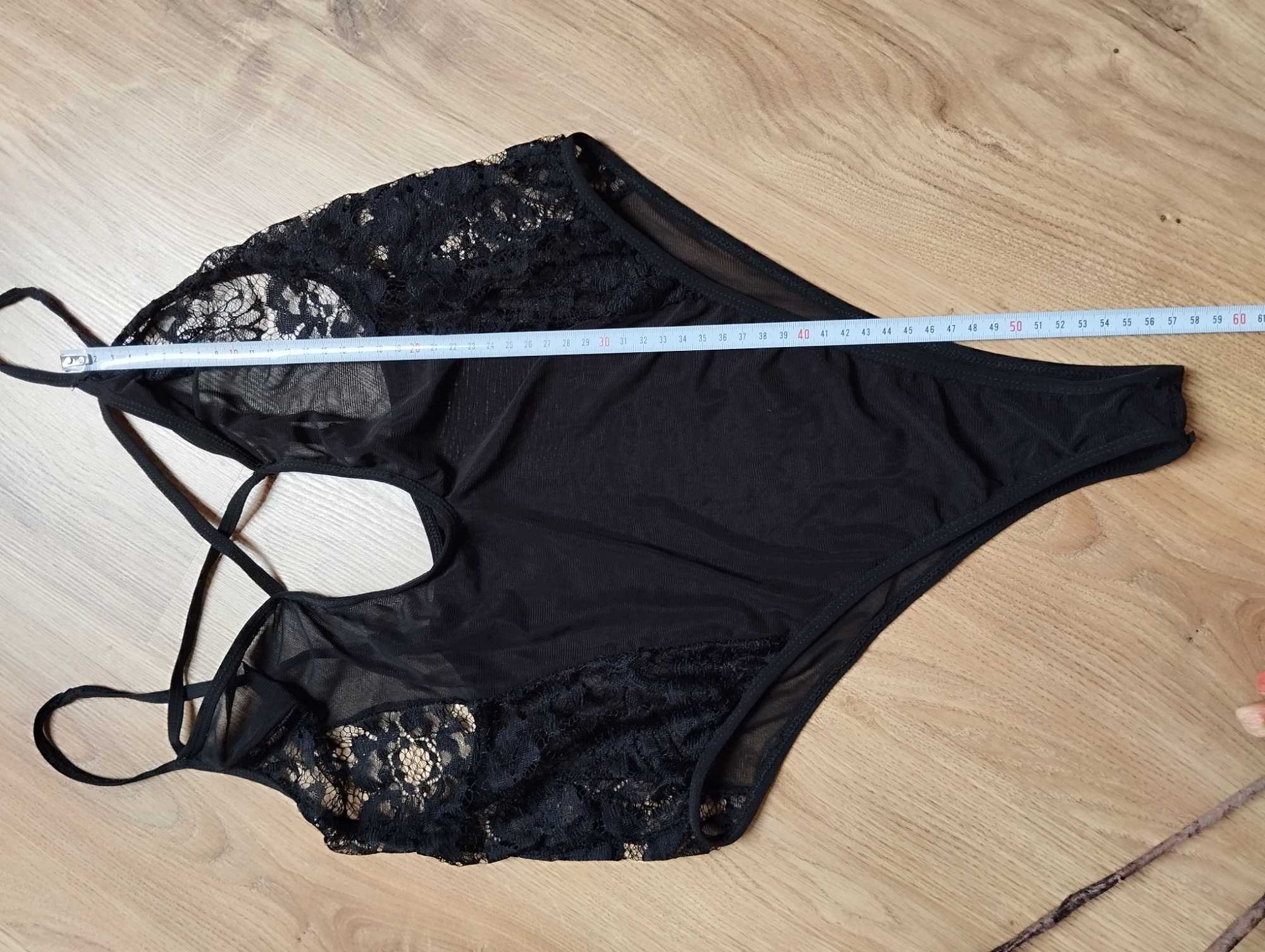 Czarne koronkowe body harness z głębokim dekoltem ażurowe transprarent