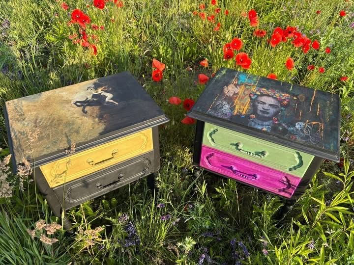 Nocne szafki, stylizowane