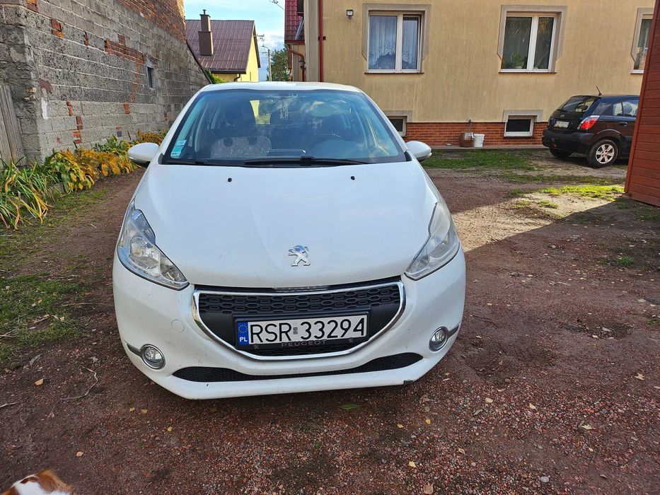Biały Peugeot 208