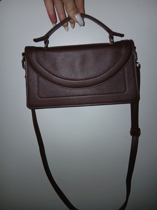 Коричнева сумка фірми Primark.