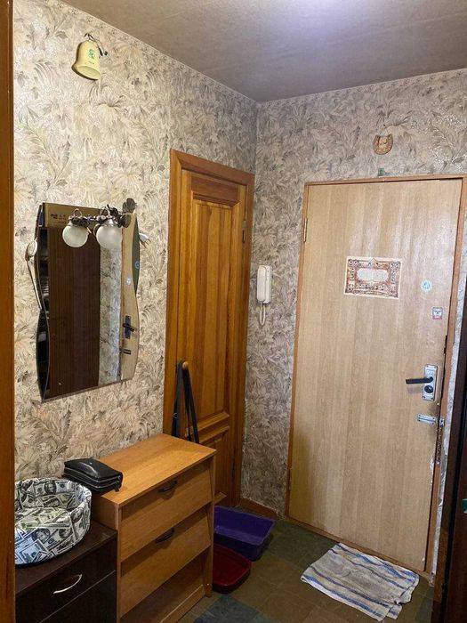 Продам 1 комн  гостинку Тополинная 10