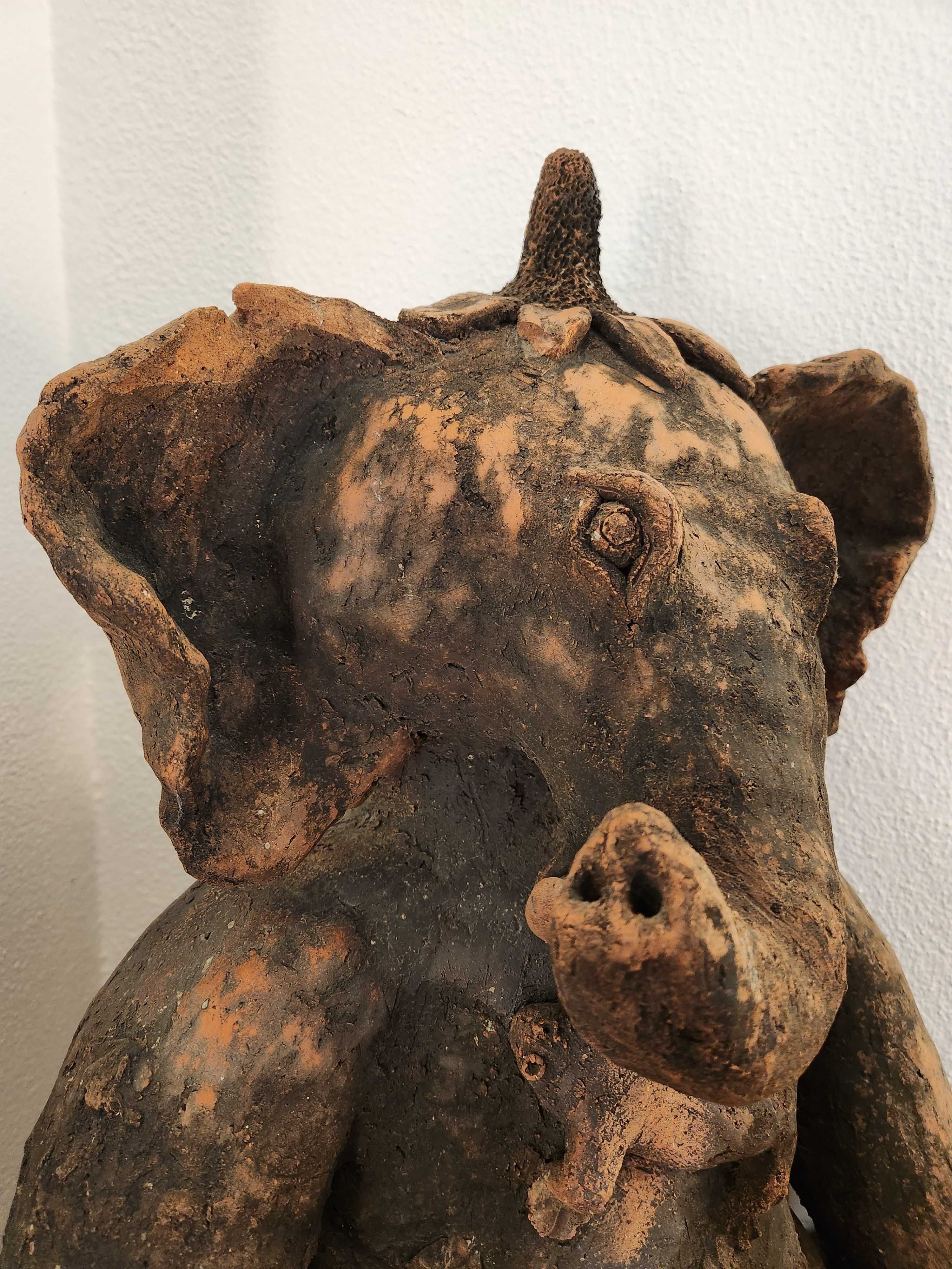 ESTATUA de Ganesh de terracotta, antiga de Índia